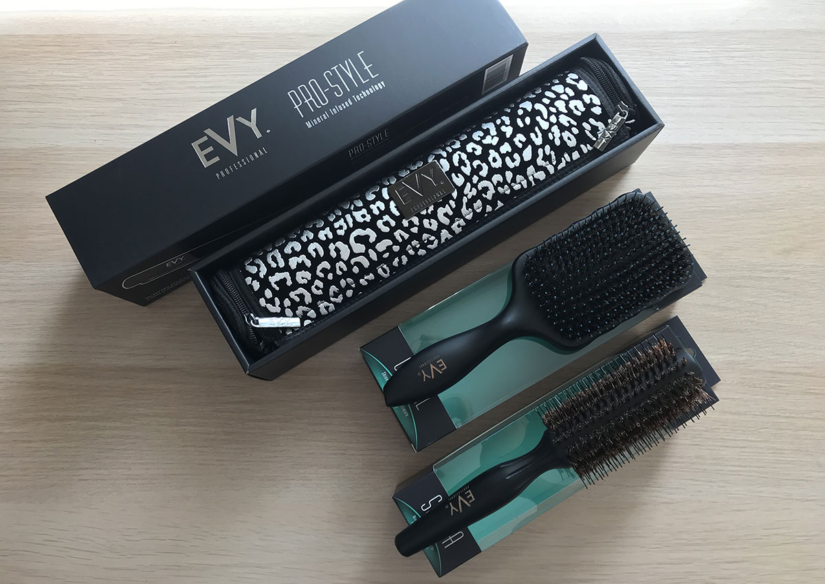 These brushes and straightener are looking gorgeous