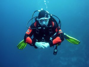 divers scuba divers diving-underwater-37530